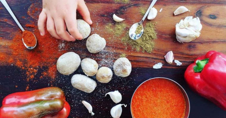 Virtos bulvytės su raudonuoju padažu (Papas Arrugadas con Mojo rojo)