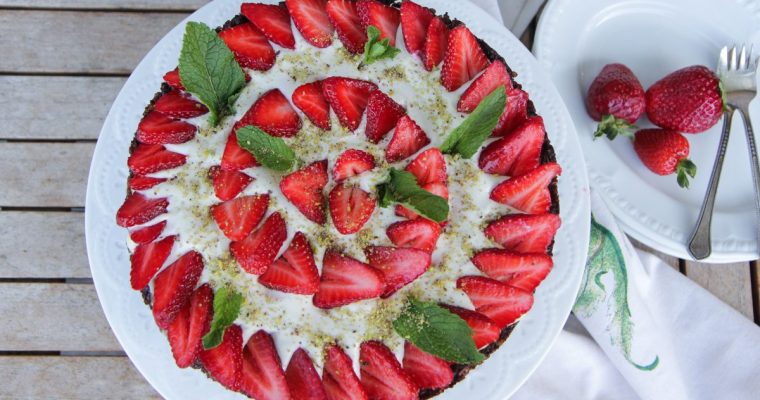 Tortas krepšelis su braškėmis ir riešutų kremu