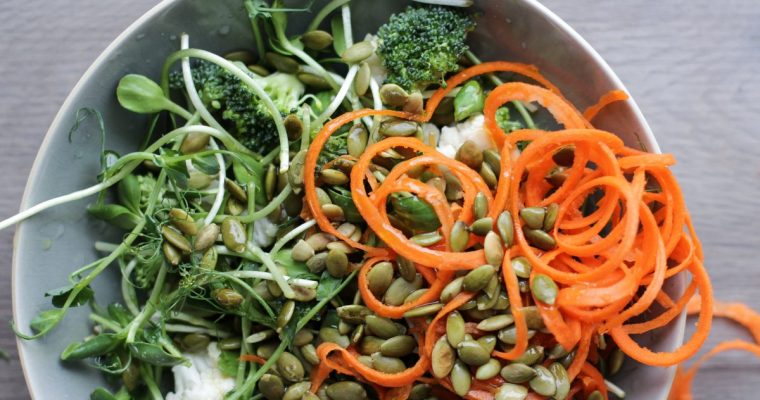 Brokolių, morkų ir saulėgrąžų daigų salotos su moliūgo sėklomis