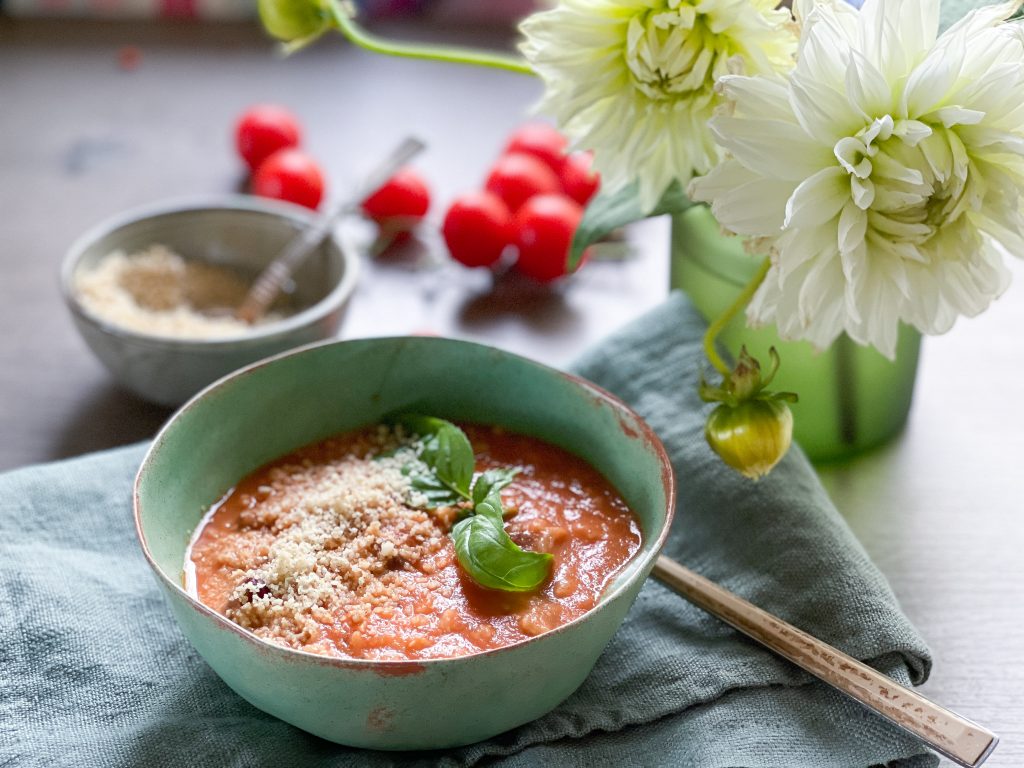 Orkaitėje keptų pomidorų sriuba su ryžiais ir pupelėmis